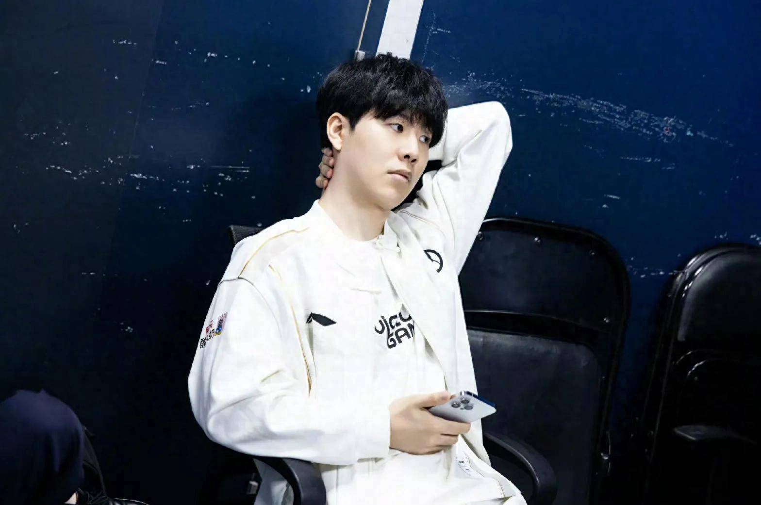 时隔374天Uzi官宣复出加入EDG，再度与FoFo做队友